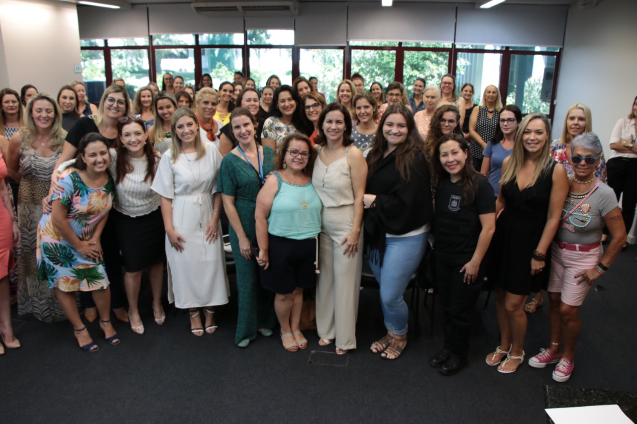 Livro com relatos de superação de servidoras estaduais é lançado em encontro de mulheres