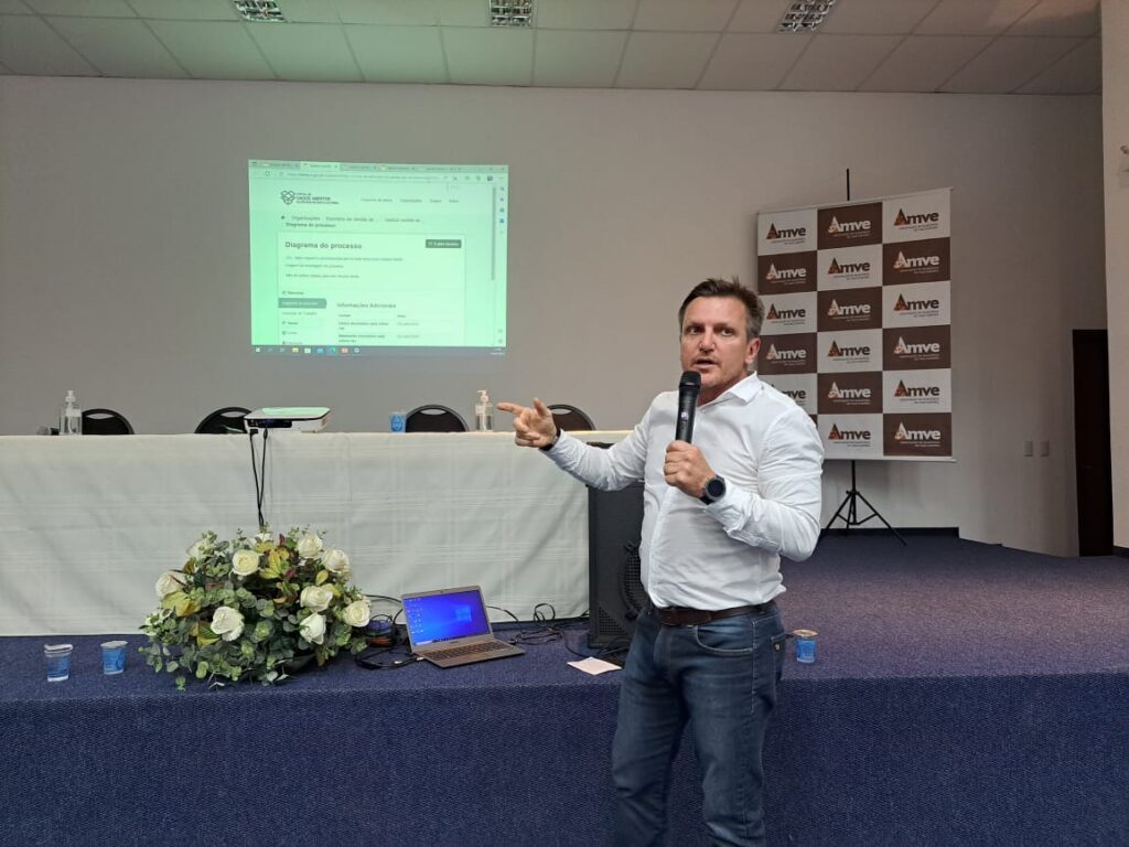 Wladimir Dalfovo, coordenador do COGES/SEA falando no microfone para plateia em frente à apresentação