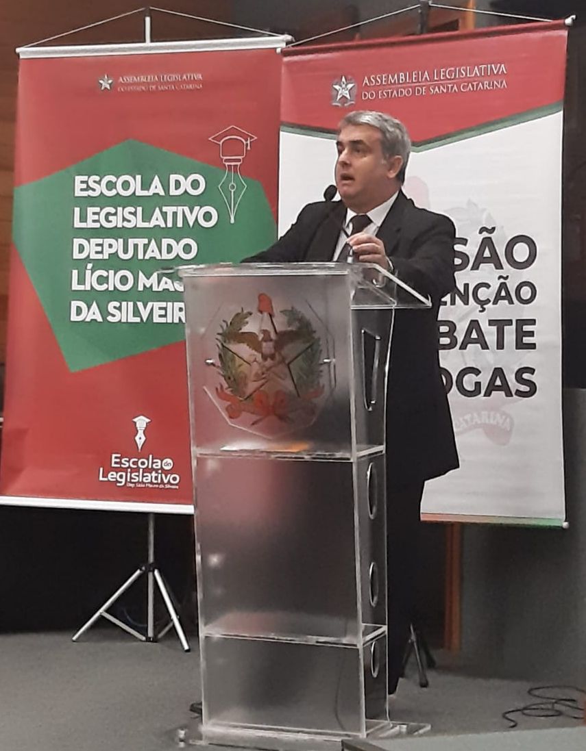 Servidor da Secretaria da Administração apresenta painel no Seminário Estadual Políticas sobre Drogas da ALESC